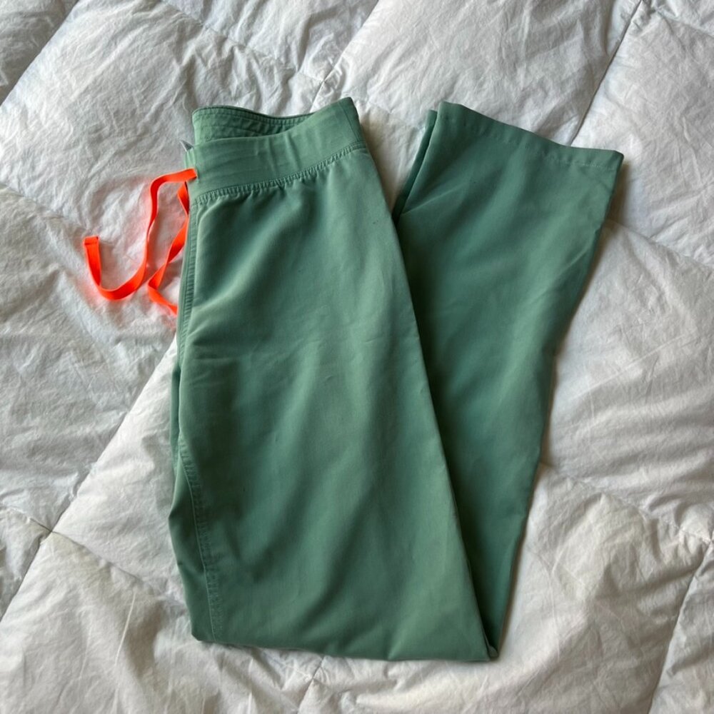 Figs Livingston Scrub Pants in Jade, Small Tall